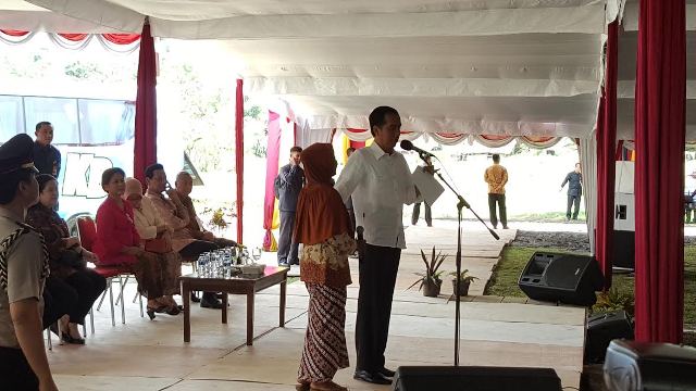 Jokowi Mengisengi Warga Jasem