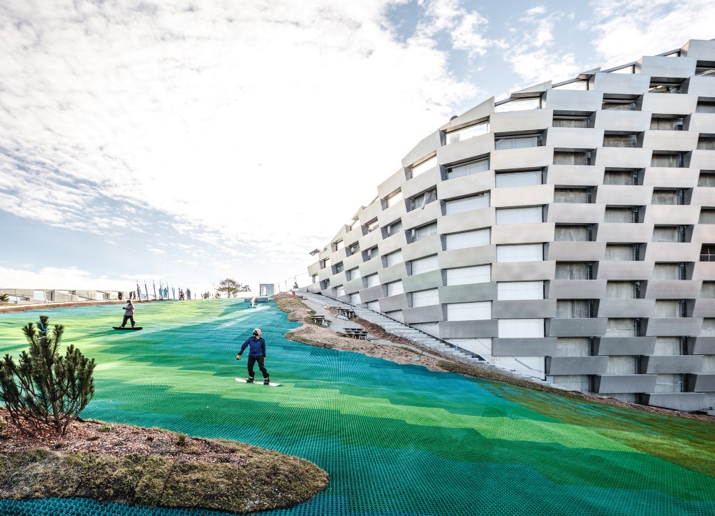 Wah! Ada Arena Ski di Atap Gedung Pengolahan Limbah