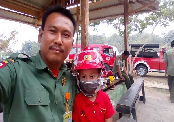 Semangat Menyala Pahlawan Langit Biru Memadamkan Karhutla