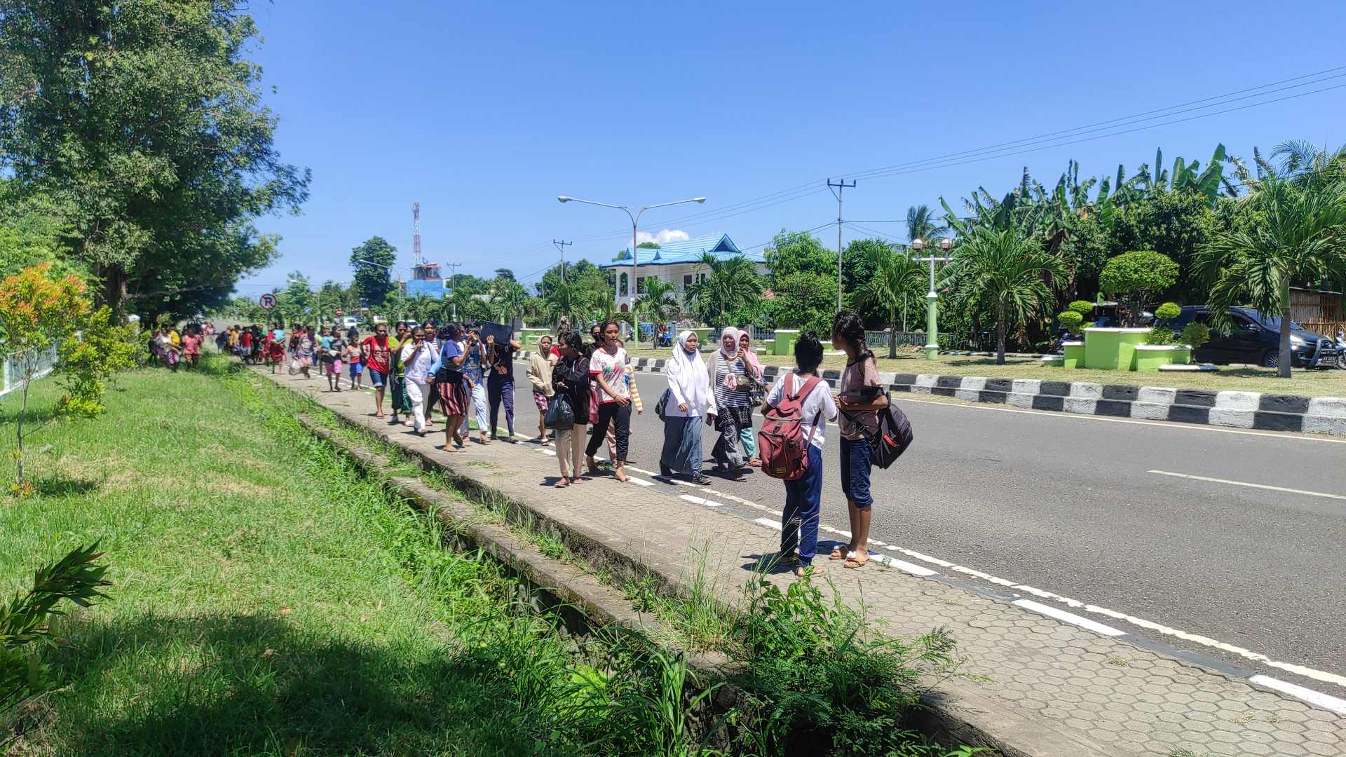 Diguncang Gempa dan Potensi Tsunami, Warga Sikka Menumpang Truk Selamatkan Diri