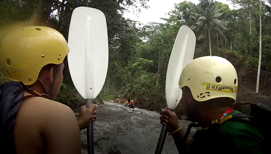 Menjajal Nyali di Atas Derasnya Sungai Ayung