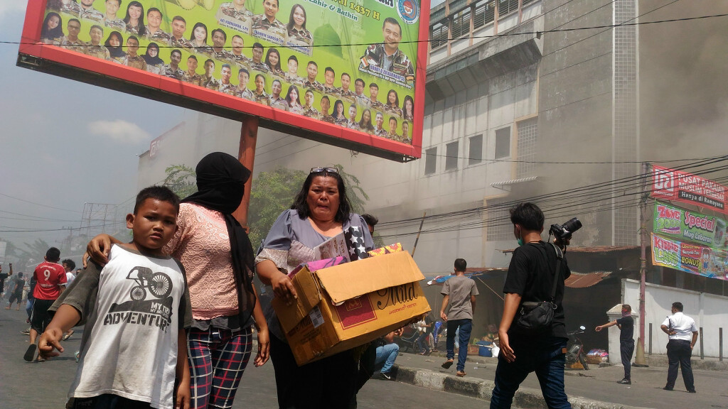 Asap Beracun, Petugas Imbau Warga Jauhi Plaza Aksara