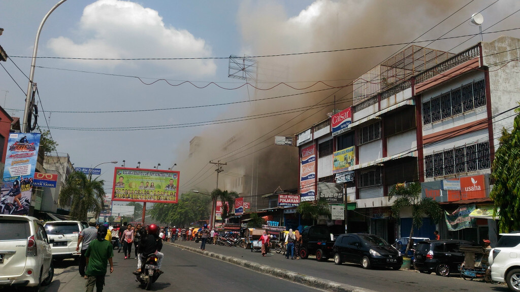 Pemilik Kios Nekat Masuk Plaza yang Terbakar