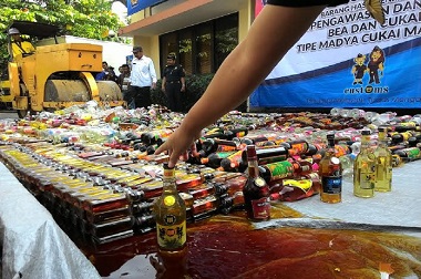 Ribuan Botol Miras dan Jutaan Batang Rokok Dimusnahkan di Malang