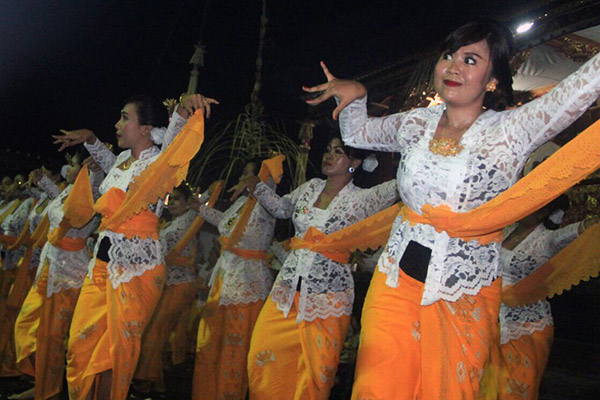 Pertama Dalam Sejarah, Desa Adat Renon Gelar Tari Rejang Sutri