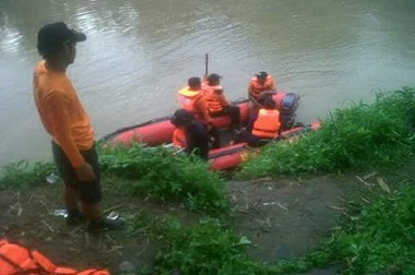 Di Sungai Brantas, Warga Biasa Mencuci Daging dan Jeroan Hewan Kurban