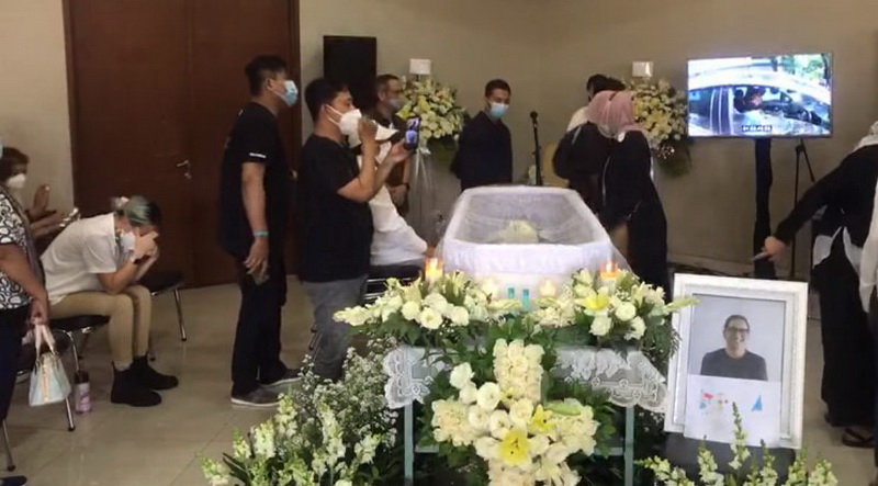 Tatapan Kosong dan Tangis Joanna Alexandra di Depan Jenazah Raditya Oloan