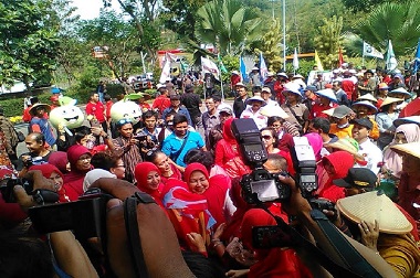 Dewanti-Punjul Pasangan Pertama Mendaftar ke KPU Batu