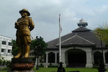 Warga Dapat Masuk ke Kamar Bung Karno di Solo