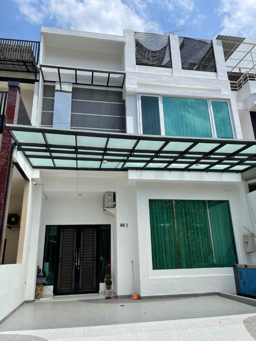 Rumah mewah milik tersangka kasus investasi bodong, Indra Kenz, disita polisi.