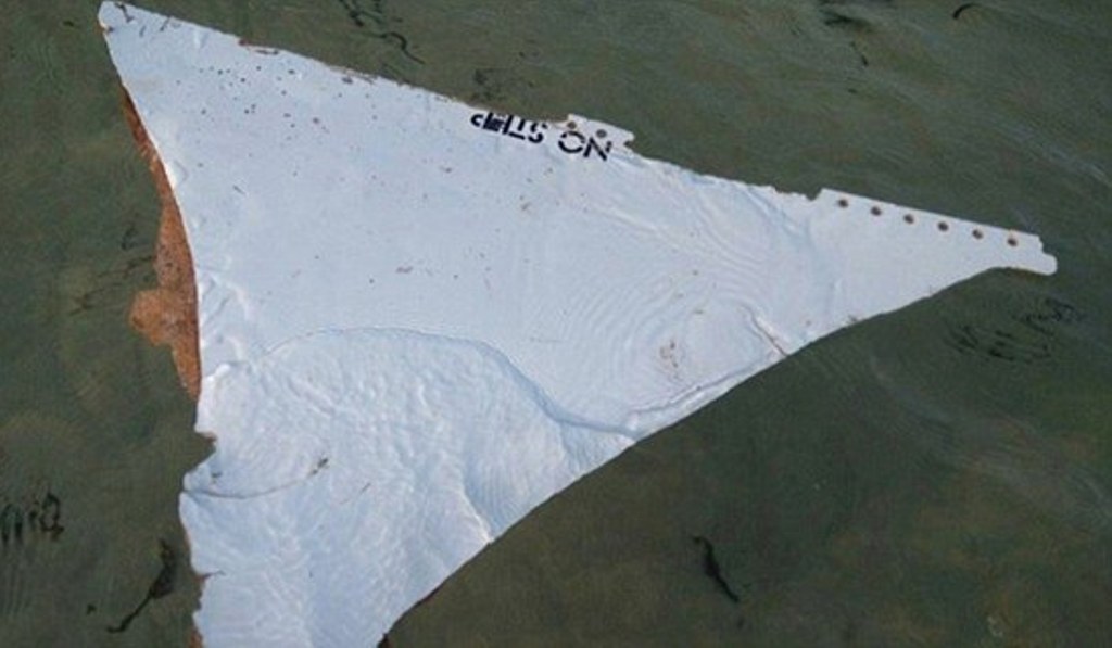 Puing diduga dari Malaysia Airlines MH370 di Mozambik pada 2016. (Foto: Airlive)