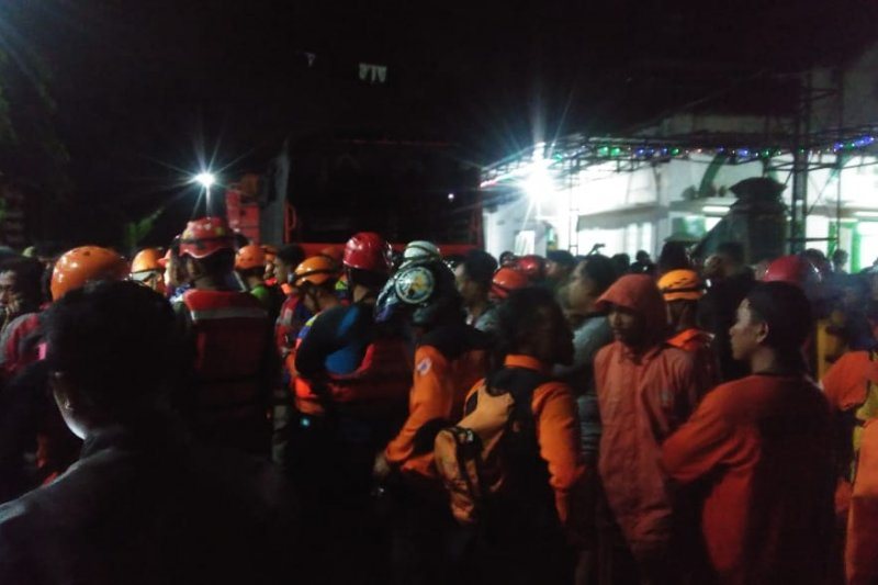 Petugas Sisir Sungai Cari Siswa SMPN 1 Turi