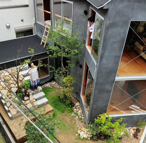 Tak Ada Pintu di Rumah <i>Nyempil</i> Ini