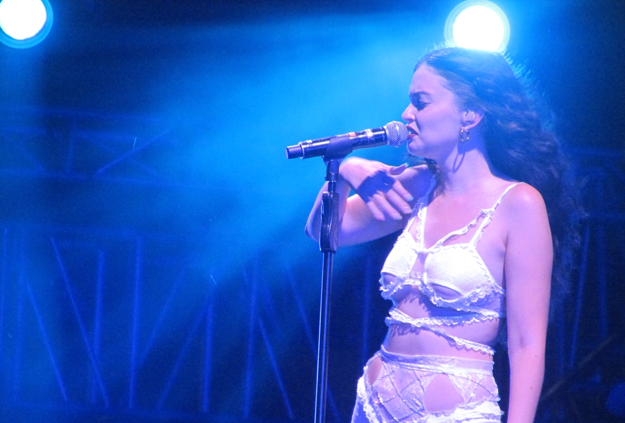 Sabrina Claudio Perdana Bawakan Lagu Baru Di We The Fest 2019 Medcom Id
