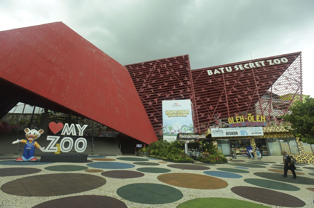 Kera Batu Secret Zoo Disembur Uap Vape oleh Pengunjung