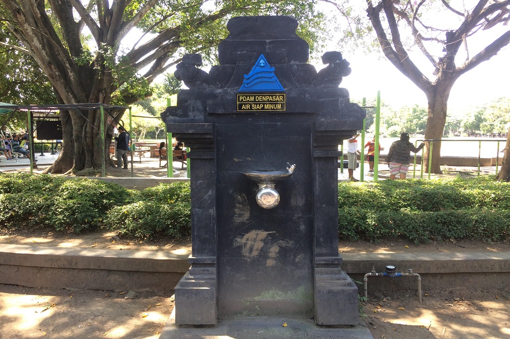 Warga Trauma Minum Air Keran Umum di Lapangan Puputan