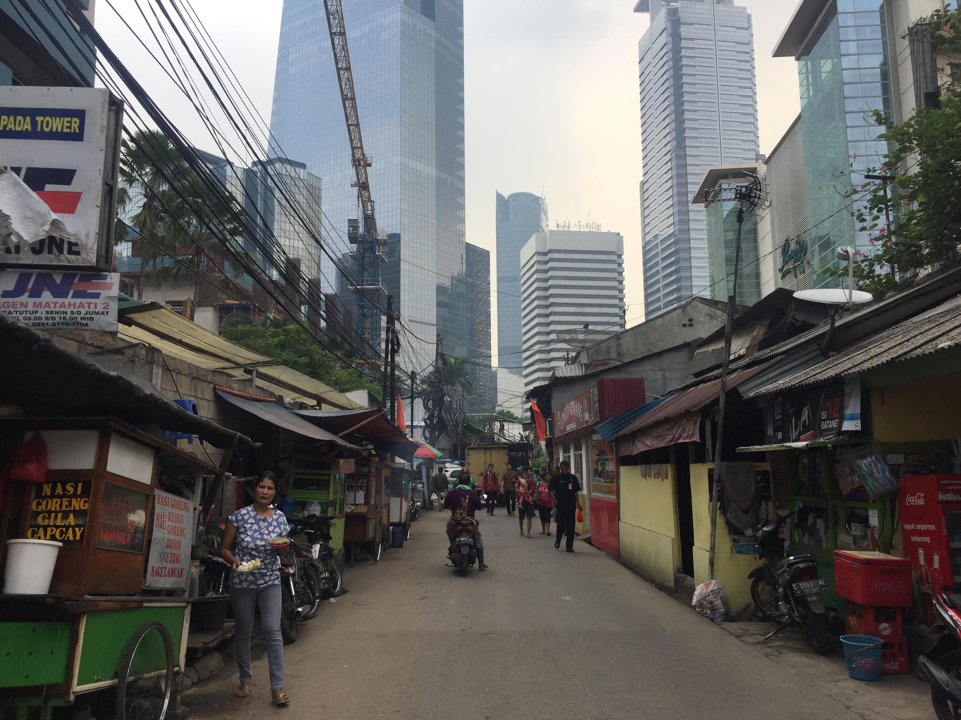 Menelusuri Jalan Alternatif di Sudirman