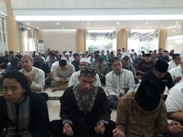 Media Group Gelar Salat Id di Masjid Nursiah Daud Paloh