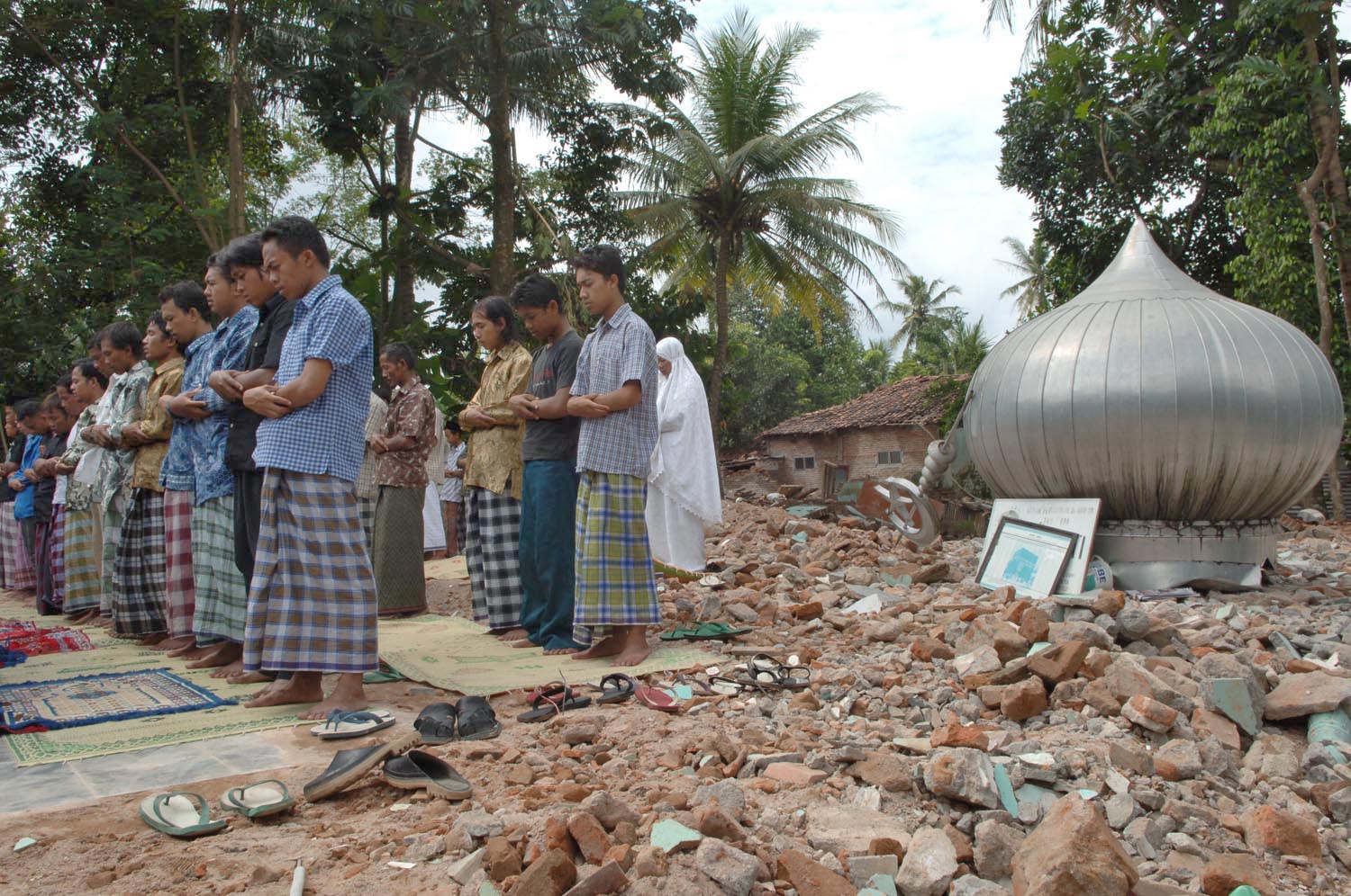 Yogya 27 Mei, dari Selatan Tsunami di Utara Teriak Merapi