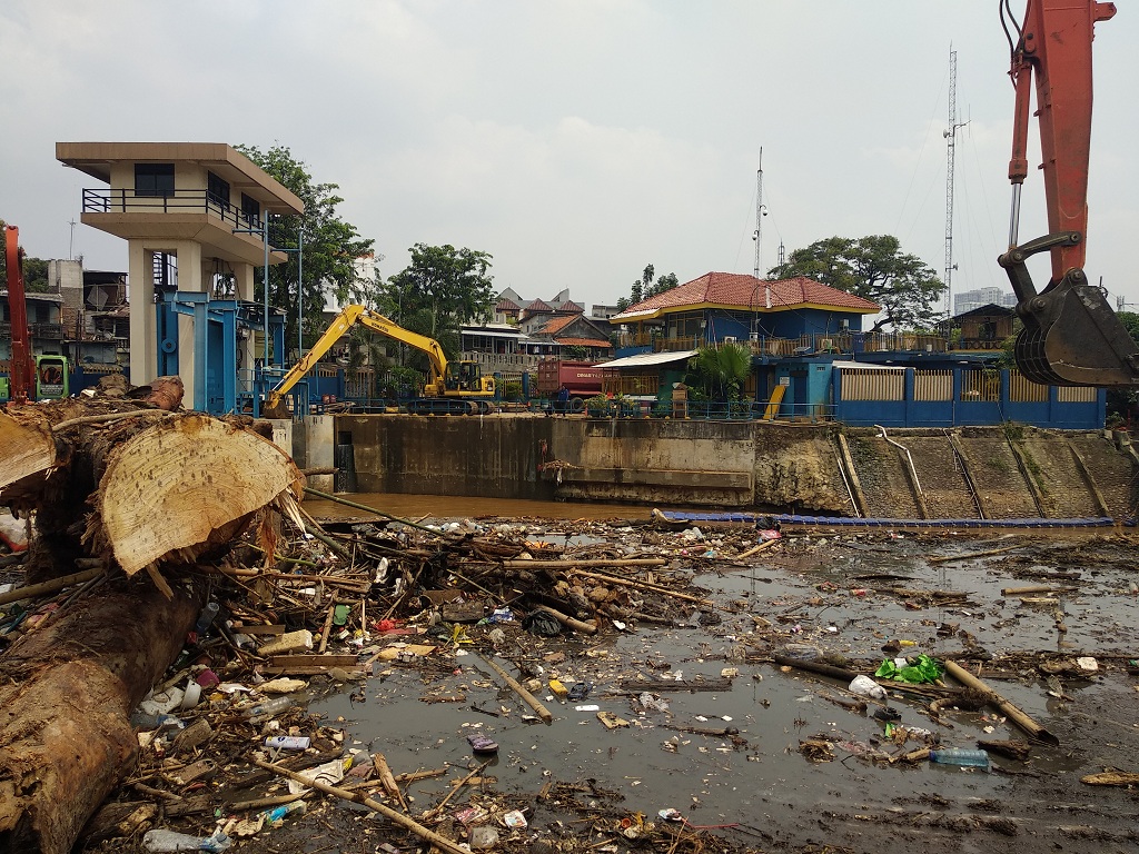 3900 Ton Sampah Diangkut dari Pintu Air Manggarai