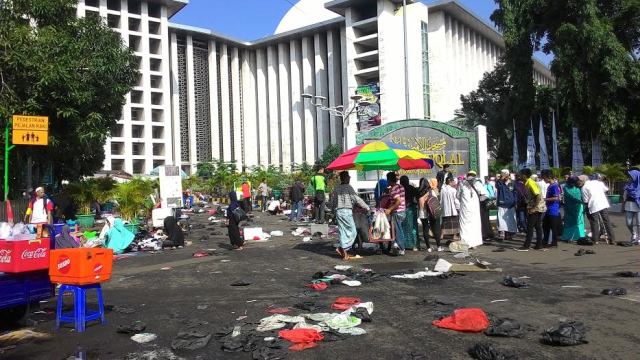 Salat Id Selesai, Halaman Masjid Istiqlal Dipenuhi Sampah