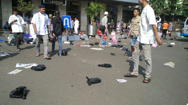 Warga Tinggalkan Sampah di Istiqlal