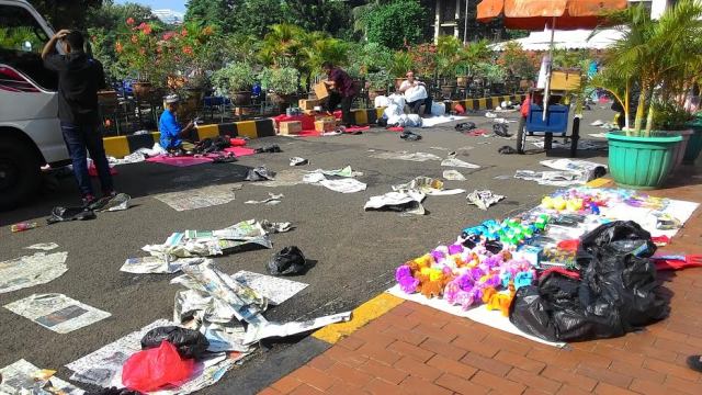 Salat Id Selesai, Halaman Masjid Istiqlal Dipenuhi Sampah
