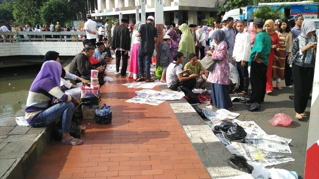 Warga Tinggalkan Sampah di Istiqlal