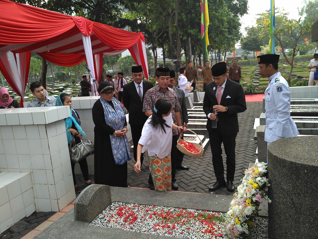 Sandi <i>Nyekar</i> Ke Makam MH Thamrin