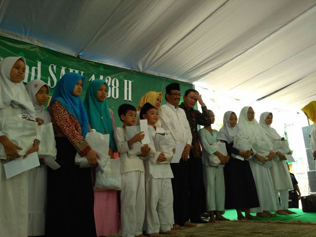 Ahok-Djarot Santuni Anak Yatim di Peringatan Maulid Nabi