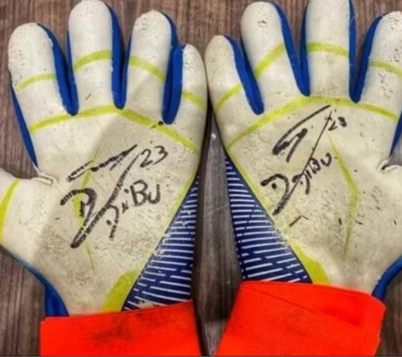 Respek! Emiliano Martinez Lelang Sarung Tangan Final Piala Dunia-nya Untuk Amal