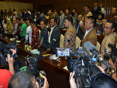 Lintas Fraksi Emohi Novanto