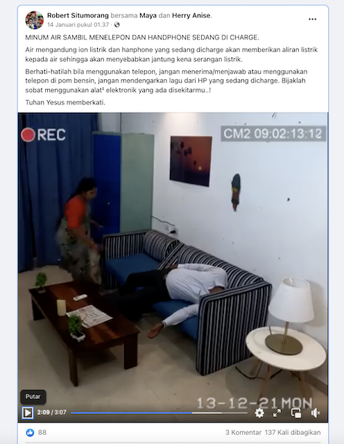 [Cek Fakta] Pria Ini Pingsan Tersengat Listrik karena Minum Air Sambil Menelepon Pakai Ponsel yang Sedang <i>Dicharge</i> ?