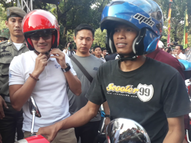 Buka Jakarnaval, Anies-Sandi Konvoi Naik Vespa