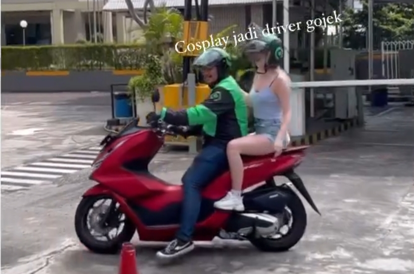 Stacey Ryan Pamer Naik Ojek Online Keliling Jakarta