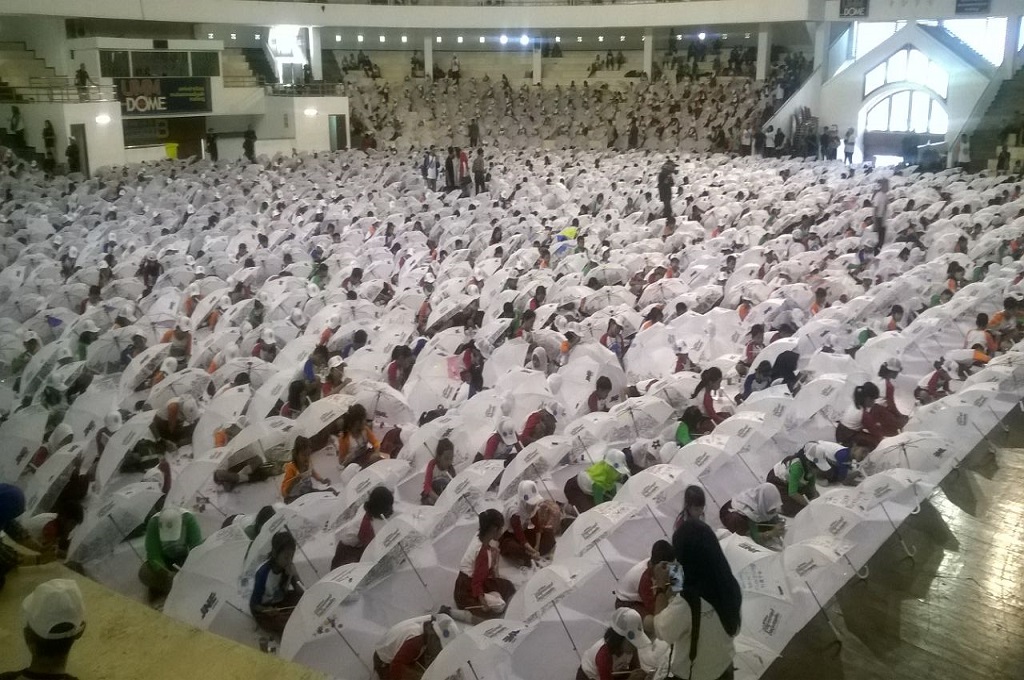 Aksi 1.300 Anak Pecahkan Rekor Mewarnai Payung