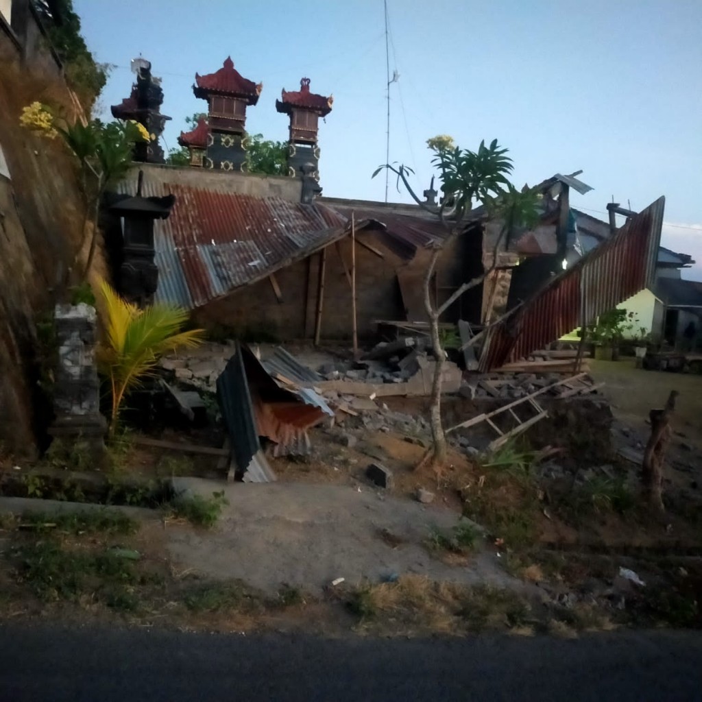 Sejumlah bangunan ambruk usai gempa berkekuatan 4,8 mengguncang Kabupaten Karangasem, Bali. (Dok. Istimewa