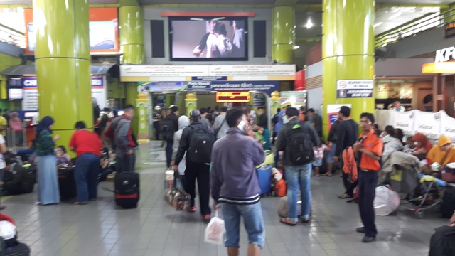 H-2 Lebaran, Stasiun Gambir Masih Sepi Pemudik