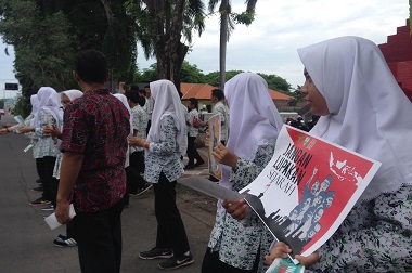 Risma Sebut Anak-anak Muda pun Bisa Jadi Pahlawan