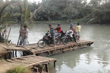 Sejak 40 Tahun Lalu, Ribuan Warga di Pandeglang Menyeberang dengan Rakit