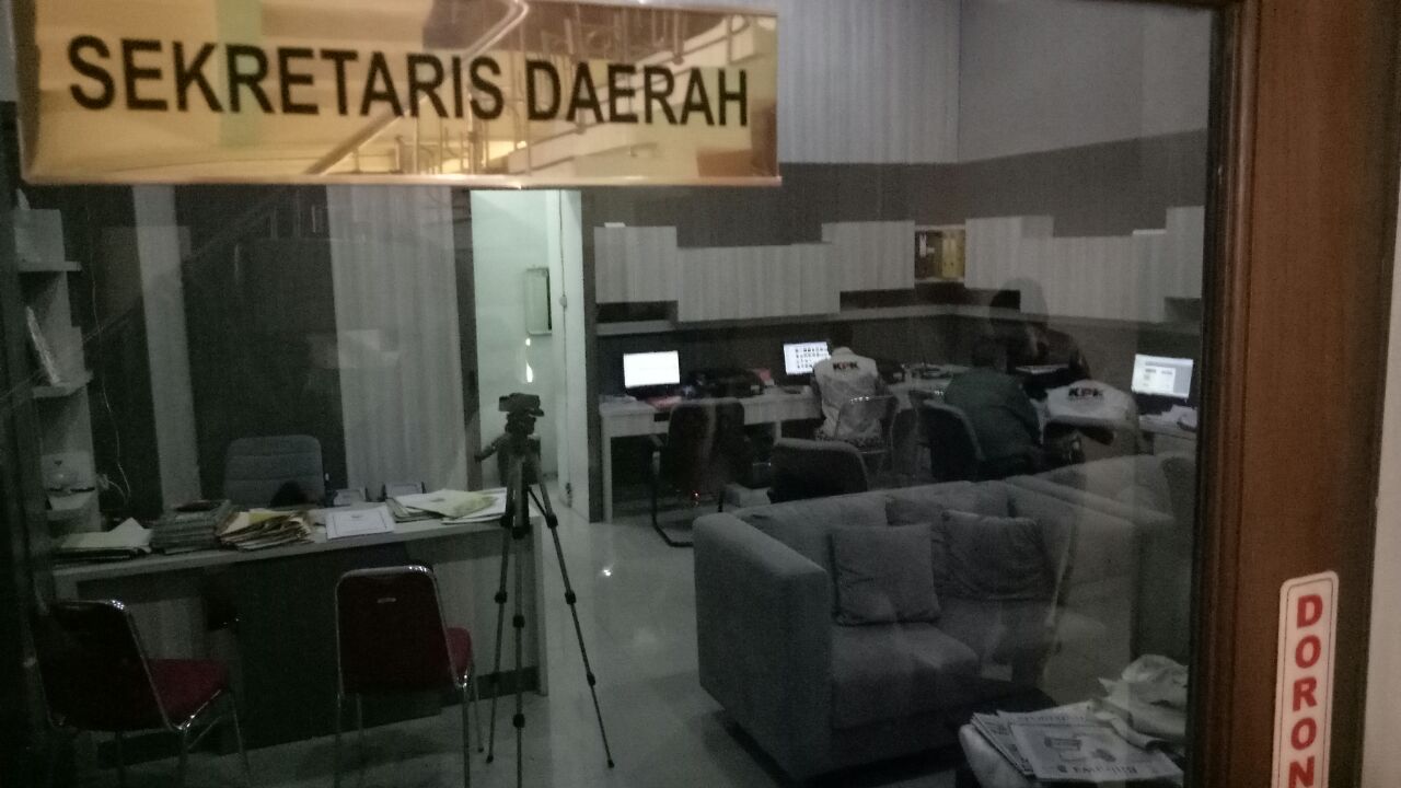 Polisi Bersenjata Turut Jaga Penggeledahan KPK di Jombang