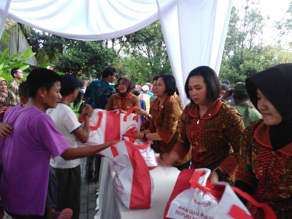 Presiden Bagikan Ribuan Paket Sembako di Solo