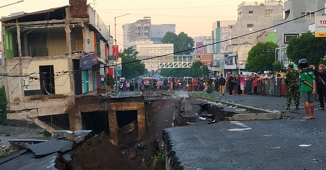 Sembilan Ruko Ambles di Jember