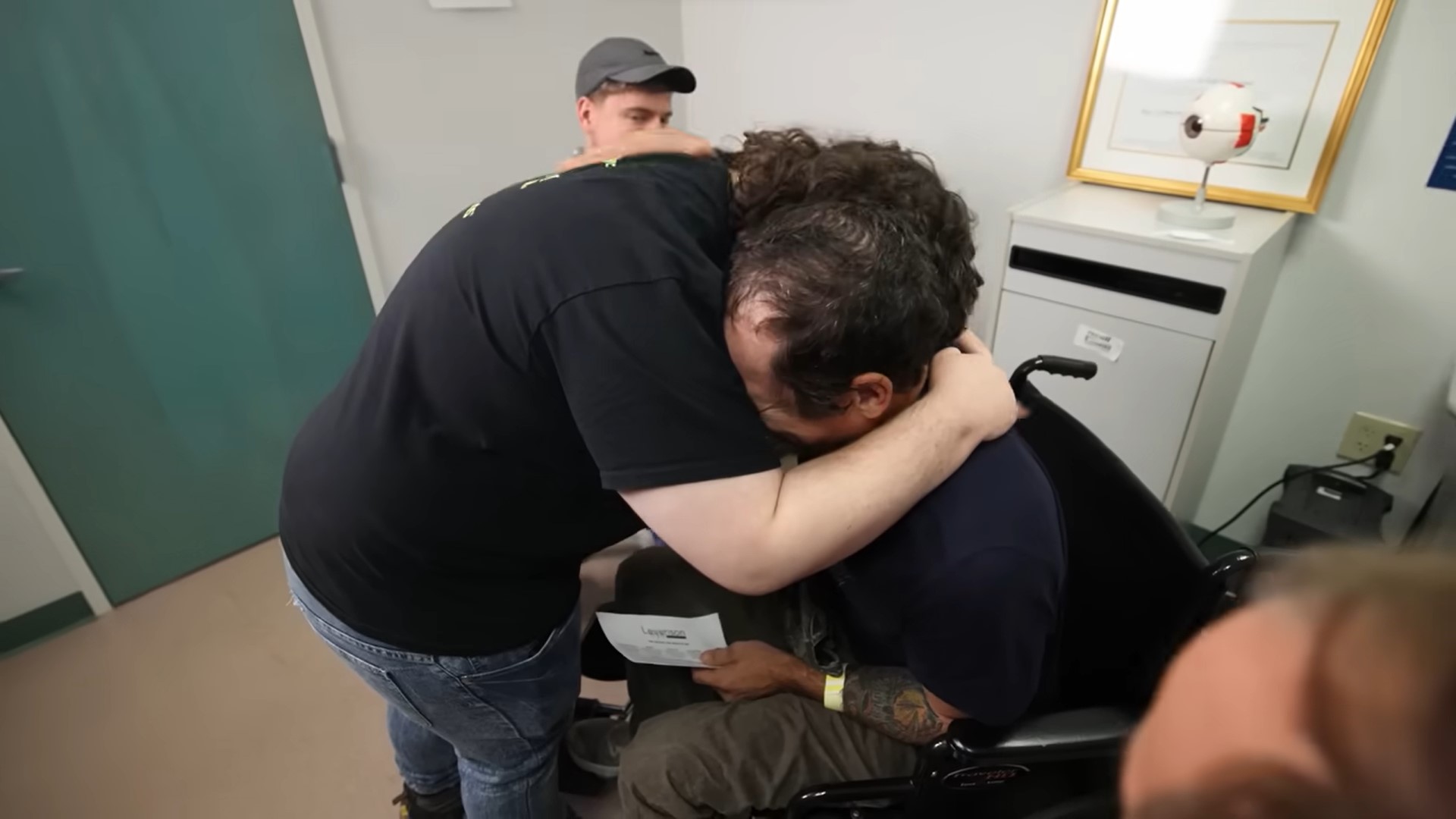 Viral! YouTuber MrBeast Bantu Operasi 1000 Orang Buta untuk Bisa Melihat