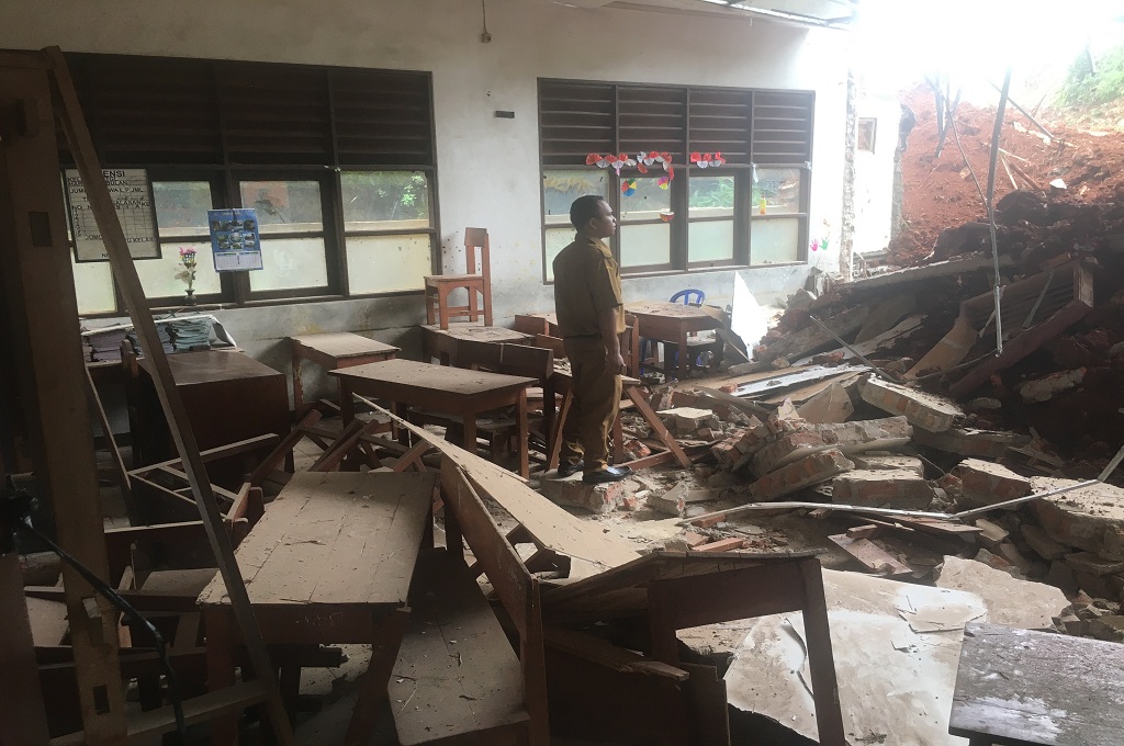 Truk Tergelincir Lalu Tabrak Dinding Ruang Kelas