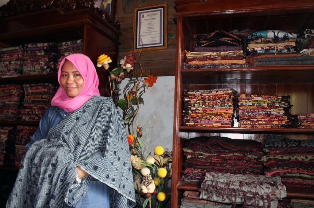 Nanik Penjaga Budaya Batik Tenun Gedog di Tuban