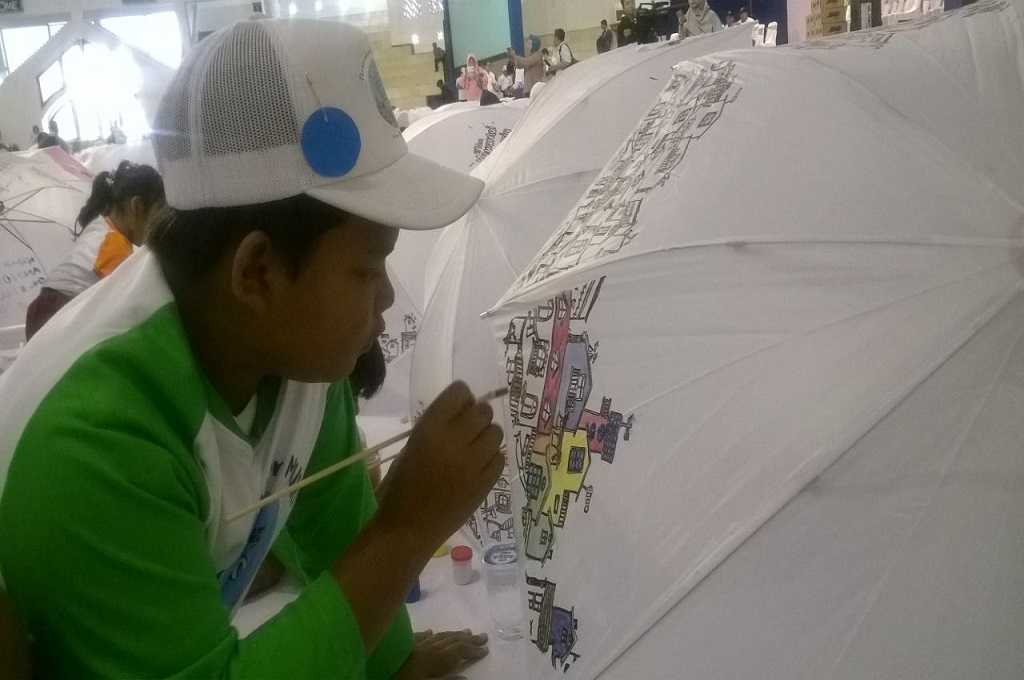 Aksi 1.300 Anak Pecahkan Rekor Mewarnai Payung