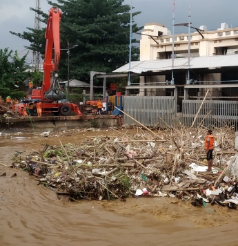 Sampah Kiriman Bogor Setara Empat Pesawat Boeing
