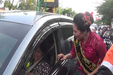 Lepas Seragam, Polwan Bangkalan Bertugas Kenakan Baju Marlena