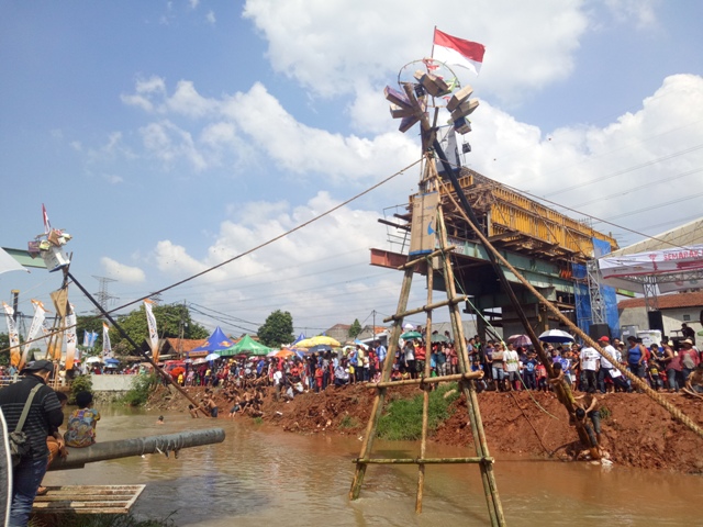 Tradisi Panjat Pinang di Tengah Sungai ala Warga Kalimalang
